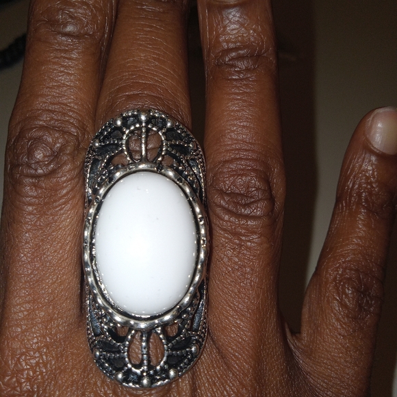 VINTAGE VAULT "DRAMA DREAM" WHITE RING - Picture 2 of 4